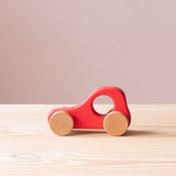 Erstes Holzauto in rot zum Greifen und Spielen für Babys von Kokomoo.