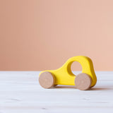 Erstes Holzauto in gelb zum Greifen und Spielen für Babys von Kokomoo.