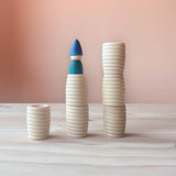 Grapat "Beehive Cups" gerillte Holzbecher, auf einem Turm mit zwei Bechern steht ein Holzzwerg in blau.