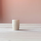 Ein Grapat "Beehive Cups" gerillter Holzbecher für freies Spiel.