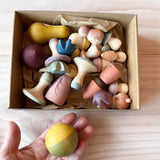 Die offene Verpackung vom Set Grapat "Moonlight Tale": die Holzfiguren sind zu sehen, der Mond aus Holz wird von einer Hand getragen.