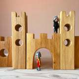 Das Burgtor gebaut aus Ritterburg Holzbausteinen von Bauspiel, darauf stehen zwei Ritter Figuren von Playmobil.