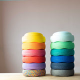 Zwei Stapelstein® Türme mit je sechs Stapelsteinen nebeneinander. Zwölf verschieden farbige Stapelsteine in allen Farben des Regenbogens sind zu sehen, außerdem ein schwarzer Stapelstein®, ein grauer und ein ganz bunter Confetti Stein.