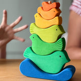 Der Steckturm Vogel von Glückskäfer mit den 7 verschieden bunt bemalten Holzteilen.
