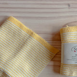 Gelb-weiß gestrickte Tücher zum Spielen oder für den Haushalt im 2er-Set.