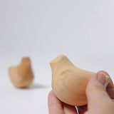 Grimms "schmeichelndes Vögelchen" Baby Greifling ganz von nahem fotografiert, sodass das geölte Holz gut zu erkennen ist.