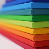 Die kurzen Kanten der Grimms Regenbogen Bauplatten als Nahaufnahme, das lasierte Holz ist gut zu erkennen.