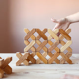 Die X-Holzbausteine von Bauspiel aufeinander aufgestapelt.
