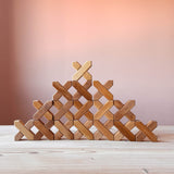Zu einer Pyramide aufgebaute X-Klötze von Bauspiel.