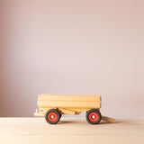 Der LKW Anhänger von Fagus aus Holz von der Seite.