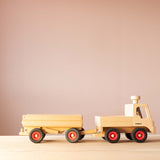 Der LKW Anhänger von Fagus aus Holz, angehängt an den Fagus Unimog von der Seite.