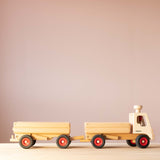 Der LKW Anhänger von Fagus aus Holz, angehängt an den Fagus Lastwagen von der Seite.