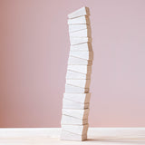 18 Stück Follies Holzbausteine in Keilform zu einem relativ geraden Turm aufgebaut, die Bausteine halten perfekt aufeinander durch die geriffelte Holzoberfläche.