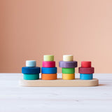 Grimms Steckspiel Türme "Fabuto" zusammengebaut in einer bunten, nicht nach Größe und Farbe sortierten Variante.