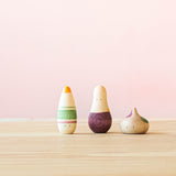 Die drei Holzspielfiguren "Familie Ooh La La" von Grapat in ihren verschiedenen Formen nebeneinander aufgestellt.