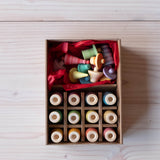 Die Grapat Fancy Nins Spielfiguren aus Holz in ihrer Verpackung.