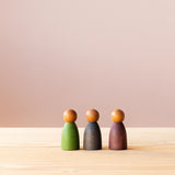 Die drei Spielfiguren Grapat "3 dark cold Nins" aus Holz stehen nebeneinander.