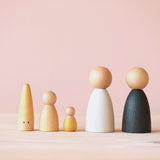 Fünf Holzfiguren zum Spielen von Grapat nebeneinander: ein Grapat "Sticks" ein "Nins", ein "Baby Nins" und zwei "Adult Nins".