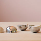 Die Grapat "Semispheres" Halbkugeln aus Holz passen genau in die kleinen Klangschalen von Kokomoo und liegen darin.