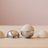Kleine Klangschalen von Kokomoo und  Grapat "Semispheres" Halbkugeln aus Holz zu einer Kugel gebaut.