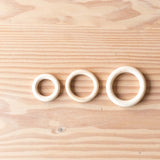 Die Holzringe von Kokomoo in den drei verschiedenen Größen 58mm, 70mm und 85mm nebeneinander aufgelegt.