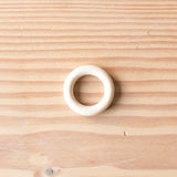 Ein Holzring von Kokomoo mit 58 Millimeter Durchmesser.