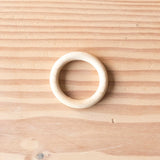 Ein Holzring von Kokomoo mit 70 Millimeter Durchmesser.