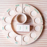 Plattformen mit Monaten und Zubehör für einen Jahreskalender inspiriert von der Waldorf Pädagogik. 