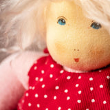 Das bemalte Gesicht vom Puppenkind Lotti, der Stoffpuppe von Nanchen von ganz nah zu sehen.