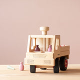 Der Fagus Unimog, in der Fahrerkabine "sitzen" zwei Mandalasteine "Ananas" von Grapat.