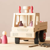 Der Fagus Unimog, in der Fahrerkabine "sitzen" zwei Mandalasteine "Ananas" von Grapat, am Dach sind zwei "Flower Petals" Mandalasteine in pink.
