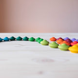 Grapat Mandala regenbogenfarbene Blüten auf dem Boden aufgelegt zu einem Ornament.