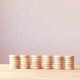 Die 36 Plättchen von Grapat "Coins" Holzplättchen für das freie Spiel sind zu sechs Türmen zu je 6 Plättchen gestapelt.