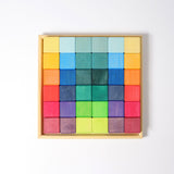 Grimms 36-tlg. Bausteine Set "Regenbogen Mosaik" als sechs mal sechs Quadrat im Tablett liegend.