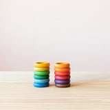 Bunte Holzringe passend zum Jahreskreis, angelehnt an die Waldorf Pädagogik Farben, in zwei Stapeln zu je sechs Ringen nebeneinander.