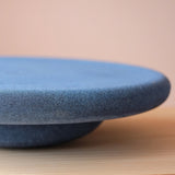 Das Stapelstein® Balance Board in blau, die Struktur des Polyurethan Materials ist gut zu erkennen.