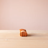Die Stulpen für Babys und Kinder in der Farbe Kürbis, ein sattes Orange.