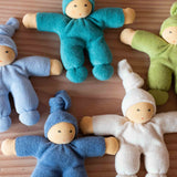 Drei Wichtel von Nanchen in verschiedenen Blautönen, ein weißer Wichtel und eine grüne Wichtel Kuschelpuppe.