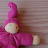 Ein kleiner Wichtel aus Stoff von Nanchen in der Farbe "himbeere".