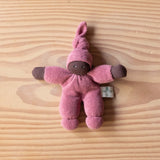 Wichtel Schmusepuppe aus Stoff in der Farbe altrosa mit dunkler Hautfarbe.