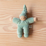 Wichtel Schmusepuppe aus Stoff in der Farbe salbei mit heller Hautfarbe.