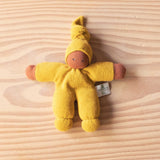 Wichtel Schmusepuppe aus Stoff in der Farbe gold mit brauner Hautfarbe.